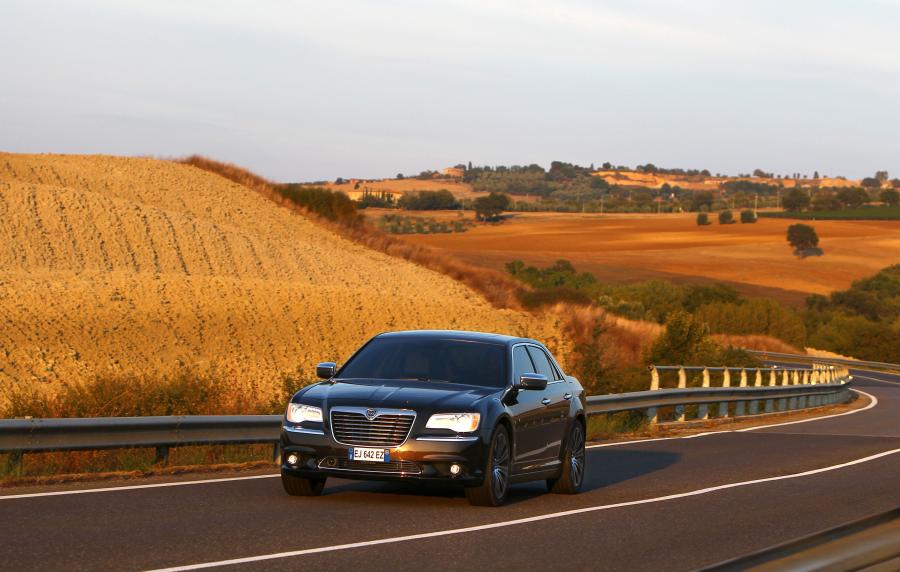  Lancia Thema 2011 года  (фото 36 из 77)